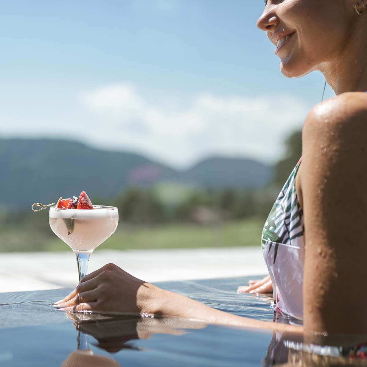 Hotel Hirzer - Outdoor pool with drink